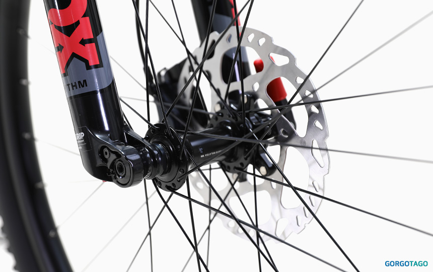 2024 첼로 크로노 70 MTB 27.5 시마노 MT400 센터락 허브 디테일