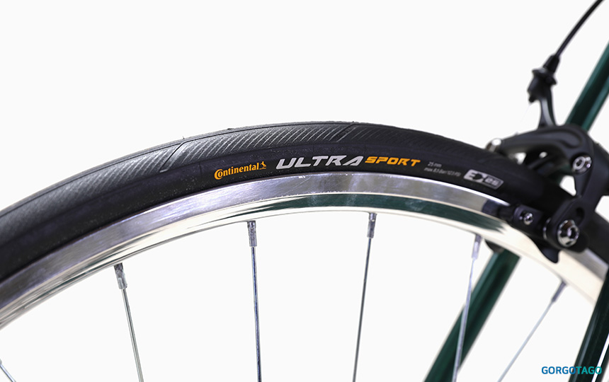 셀레리페로 데빌 실버 컬러 허브와 림 디테일