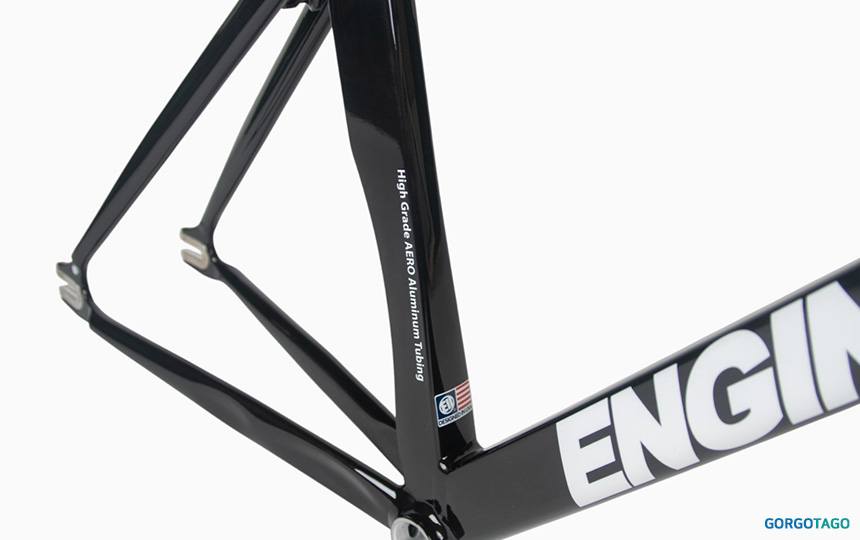 엔진11 리븐 블랙 호크 헤드튜브와 포크 그래픽 디테일