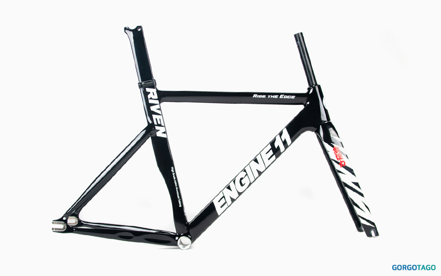 2026 엔진11 리븐 트랙 프레임셋 블랙 호크 컬러 측면 전체 모습