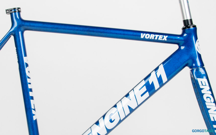 2026 엔진11 볼텍스 픽시 스틸 블루 프레임 컬러 디테일 1