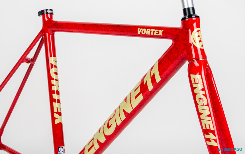 2026 엔진11 볼텍스 픽시 펄스 레드 프레임 컬러 디테일 2