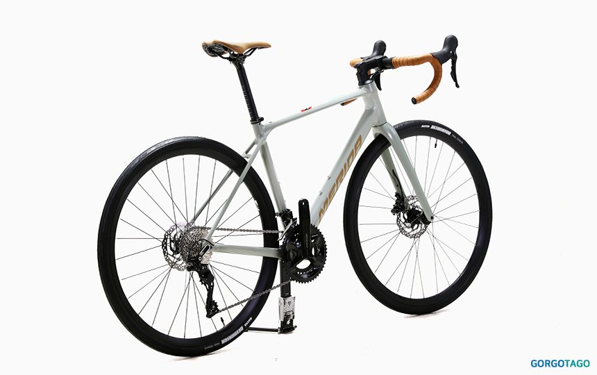 2026 메리다 스컬트라 400 실크모스 그레이 컬러 디테일 이미지