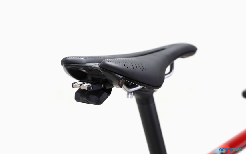 2026 메리다 스컬트라 4000 안장과 싯포스트 결합부 디테일