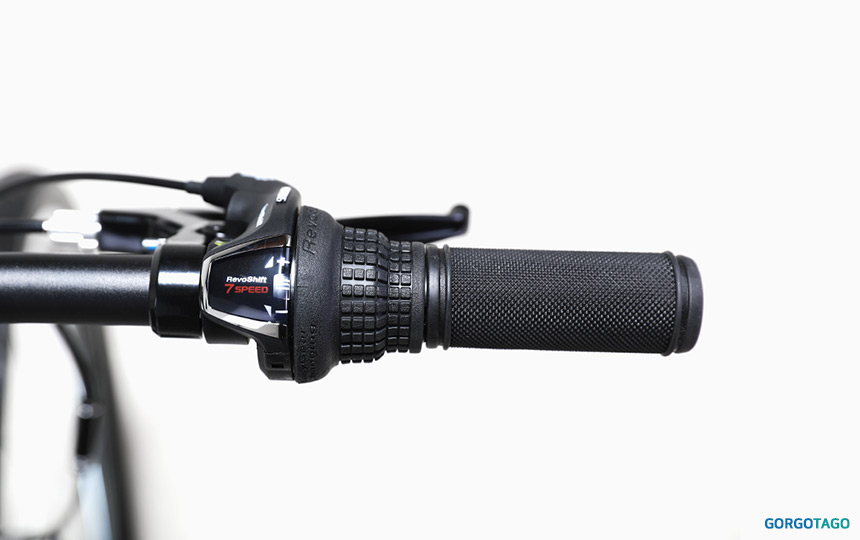 타누스 01 하이브리드 27.5 핸들 주변 조작계 디테일