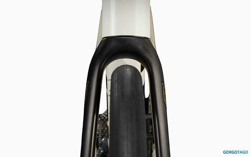 2026 트렉 도마니 AL 4 4세대 탑튜브 마운트와 프레임 구조 디테일