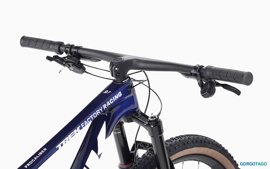 2026 트렉 프로칼리버 9.7 AXS 3세대 와이드 핸들바와 짧은 스템 콕핏
