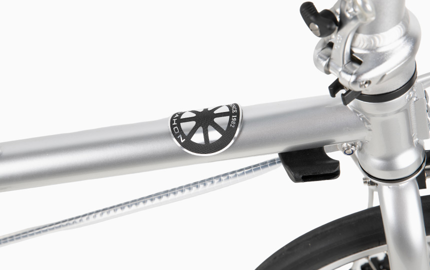 다혼 대쉬 D16 프레임 기념 엠블럼 디테일