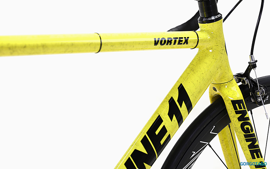 2026 엔진11 볼텍스 픽시 볼트 옐로우 컬러 완성차 분위기 이미지