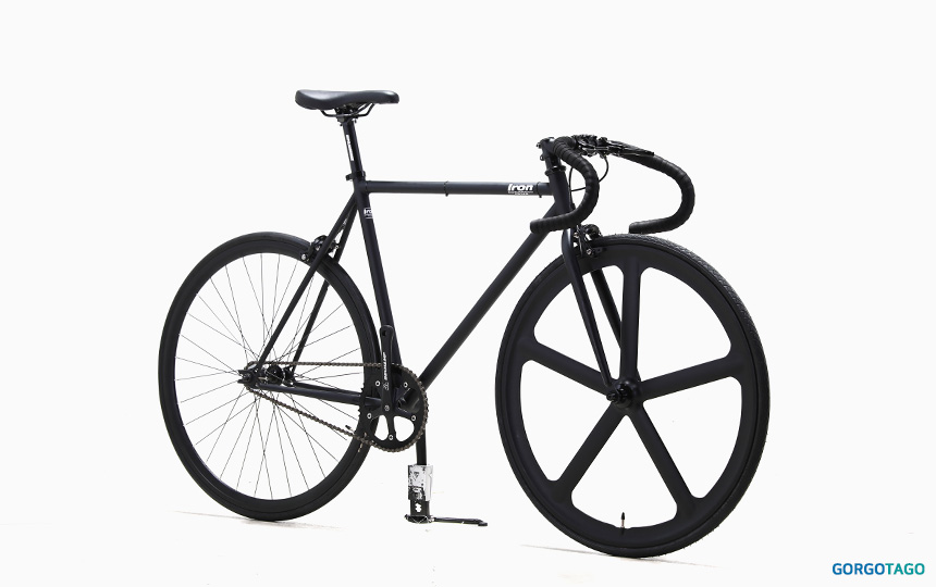 Gota 커스텀 아이언D 에어로 휠 픽시 블랙 컬러 프레임과 휠 분위기 이미지