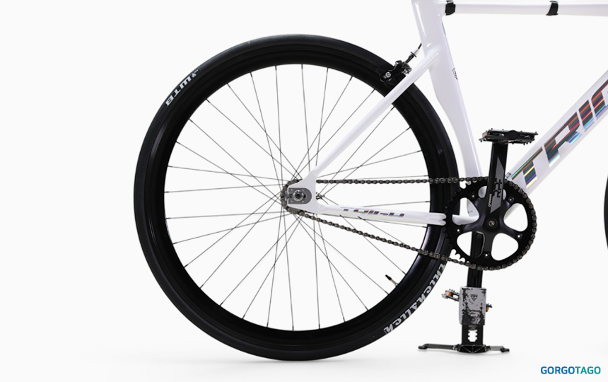 GTC AE 트리가 에어로 커스텀 픽시 40mm 미들림 리어 휠과 WTB 식글릭 25C 타이어 디테일