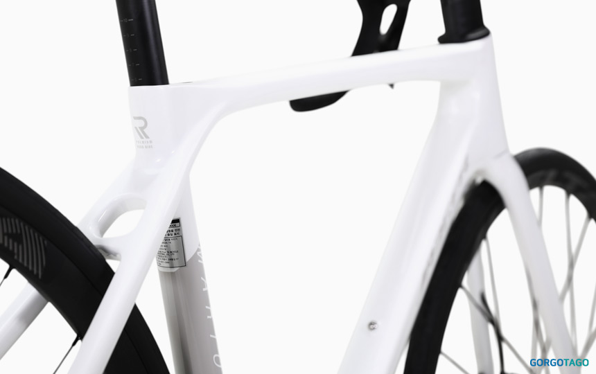 2026 예거 마리온 7X 로고 배치가 정돈된 프레임 디테일