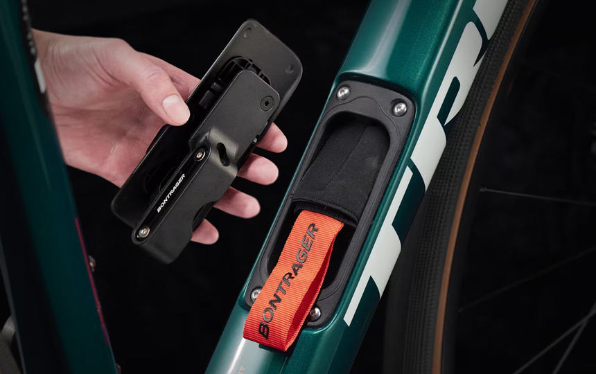 2025 트렉 도마니 SL 5 4세대 다운튜브 인터널 스토리지 디테일